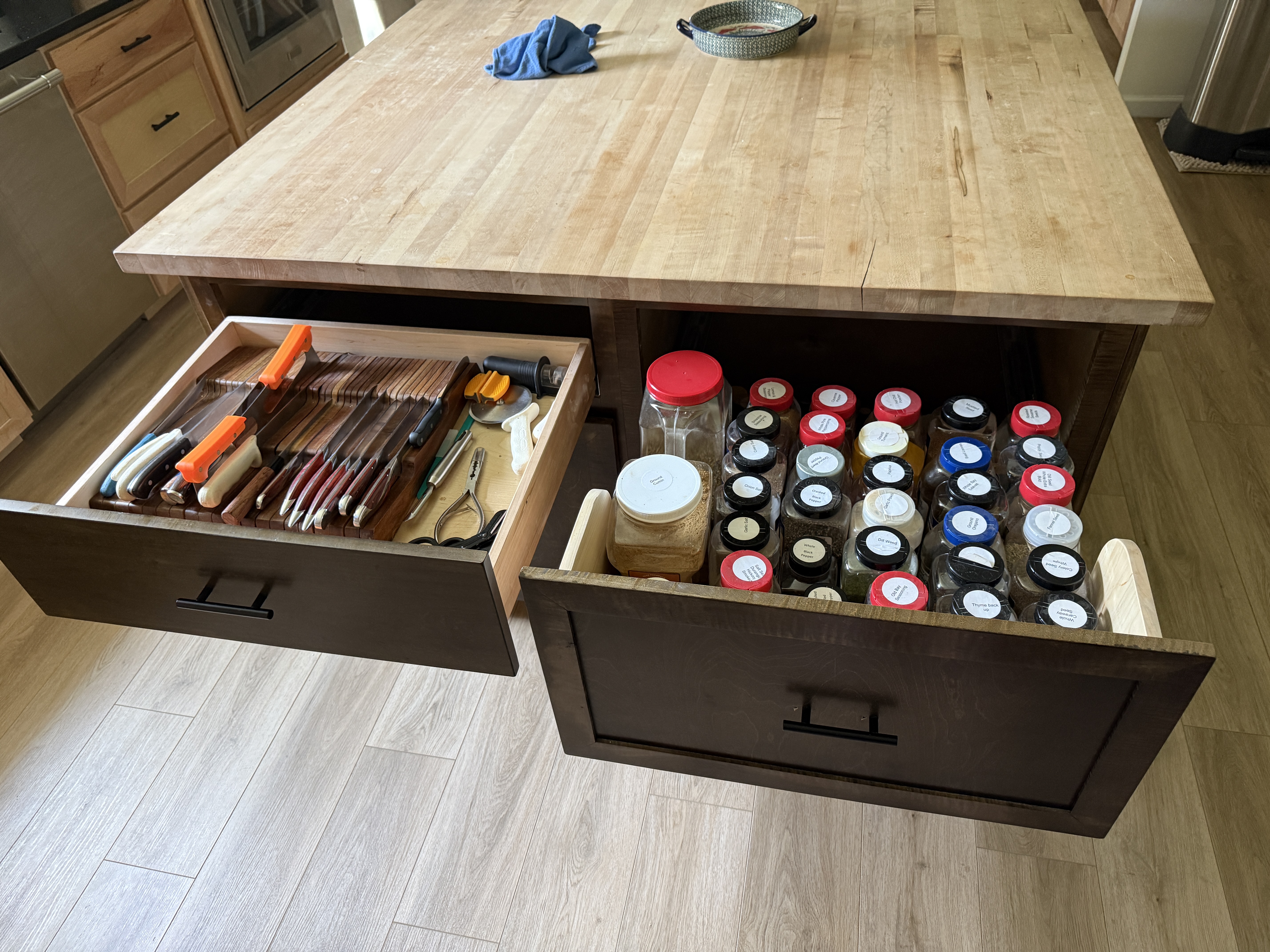 Shadow Point fitted knife and spice drawers